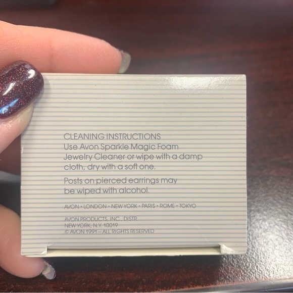 Avon “Pretty Peacocks”  Goldtone clip Earrings with blue stone Accents NIB 1991 - Picture 2 of 4